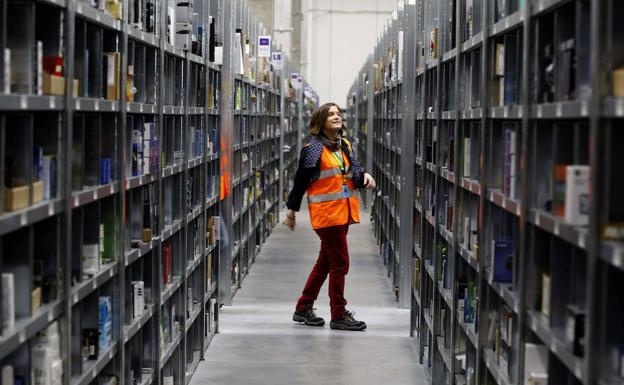 Una trabajadora de Amazon en San Fernando de Henares, en una foto de archivo. 