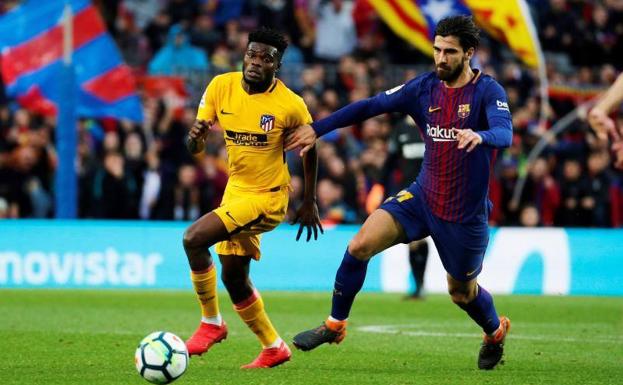 André Gomes pugna con Thomas en un lance del encuentro entre el Barça y el Atlético de la 27ª jornada. 