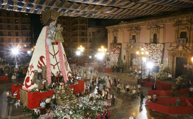 Plaza de la Virgen durante un momento de la Ofrenda de Fallas