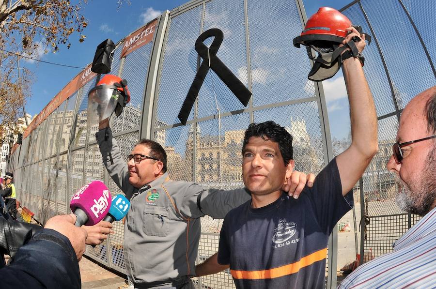 La mascletà de hoy de Pirotecnia Hermanos Ferrández se ha convertido en un homenaje a la pólvora, a la pirotecnia y a todos los operarios que trabajan en las diferentes empresas.