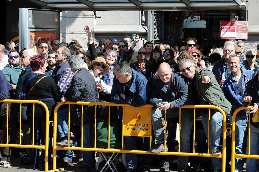 La mascletà de hoy de Pirotecnia Hermanos Ferrández se ha convertido en un homenaje a la pólvora, a la pirotecnia y a todos los operarios que trabajan en las diferentes empresas.