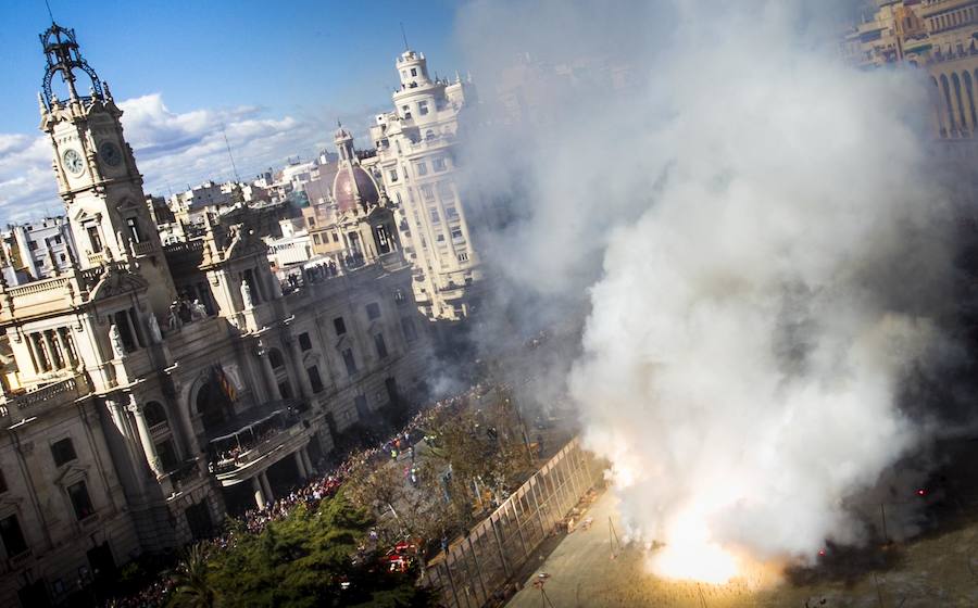 La mascletà de hoy ha rendido homenaje al operario fallecido en las instalaciones de Ricasa.