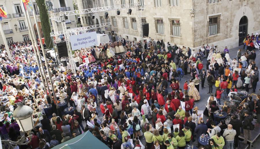 Las cerca de 900 comisiones falleras de València y sus comarcas reciben un estandarte con el lema ‘Som Igualtat’, que lucirán en sus monumentos como ya hicieran con el ‘No a la violencia de género’