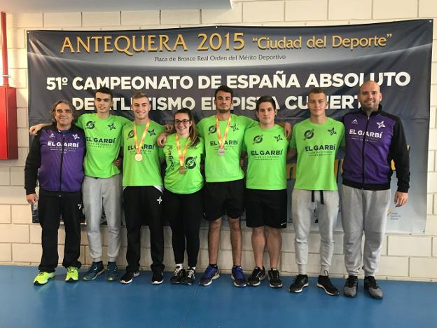 Los atletas y técnicos del CC El Garbí que acudieron al campeonato de España. 