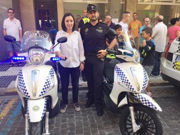 La alcaldesa, Marta Trenzano, junto al comisario jefe de la Policía Local, Erich Vanacloig. 