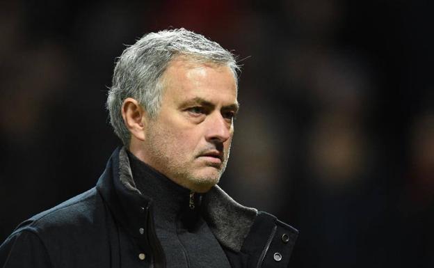 José Mourinho, técnico del United, durante el partido ante el Sevilla en Old Trafford. 