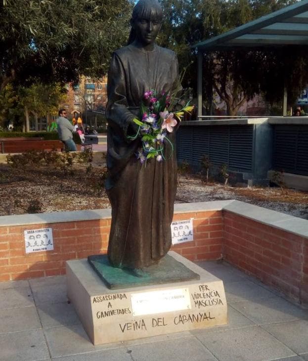 Pintadas en la estatua de Empar Barrón.