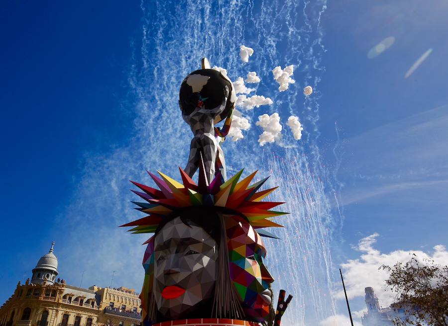 La empresa valenciana ofrece un disparo con diferentes juegos de ritmos en una mascletà marcada por los peces en homenaje al niño Gabriel que han lucido las falleras mayores de Valencia y sus cortes de honor.