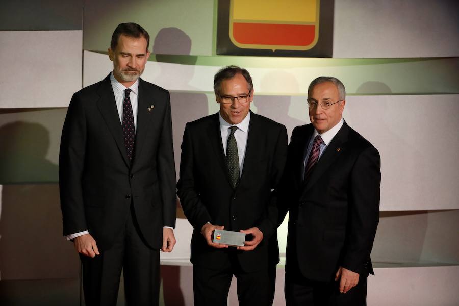 El rey Felipe VI, junto al presidente del COE, Alejandro Blanco (d), tras entregar a José María Van der Ploeg, oro en calse Finn de vela en los JJ OO de Barcelona 92, uno de los galardones otorgados en la XII edición de la Gala Anual del Comité Olímpico Español celebrada en Madrid. 