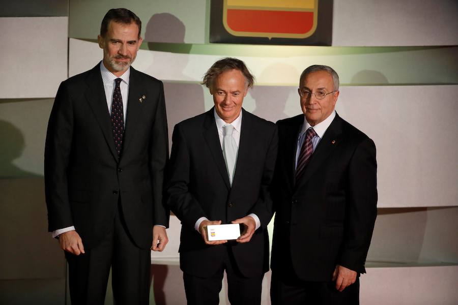 El rey Felipe VI, junto al presidente del COE, Alejandro Blanco (d), tras entregar al regatista de los JJ OO en Barcelona 92 Luis Doreste Blanco uno de los galardones otorgados en la XII edición de la Gala Anual del Comité Olímpico Español celebrada en Madrid. 