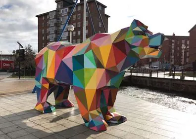 Imagen secundaria 1 - Arriba, el ninot de la cabeza del oso en la Cabalgata del Ninot. Abajo, a la izquierda, 'Oso', una escultura instalada en Reinosa (Cantabria) en 2017. A la derecha, Smiling King Bear, instalado en el hotel Wynn en Las Vegas (EEUU). 