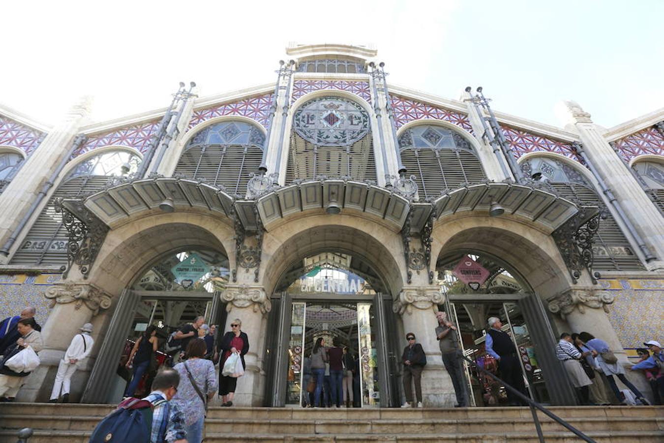 De estilo modernista, el Mercado Central es uno de los edificios más representativos de los primeros años de 1900 en una ciudad rodeada de huerta. Se ha ido transformando hasta convertirse en uno de los principales iconos arquitectónicos de la urbe.