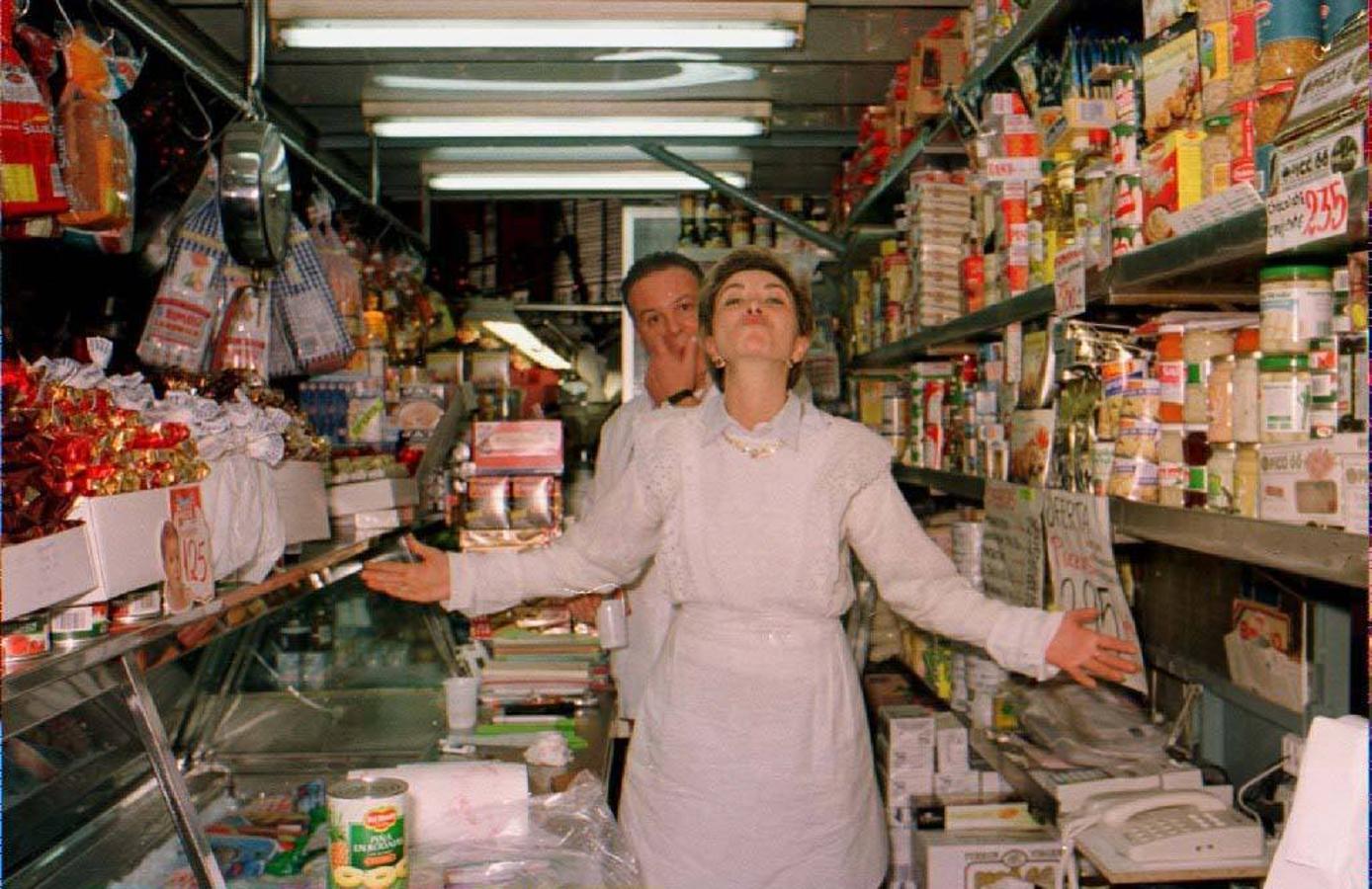 Sus paredes pueden contar cientos de historias que se han vivido a lo largo de estos 90 años. En la fotografía, una vendedora celebra los 60 millones de pesetas que le tocaron en el premio Gordo en 1997.