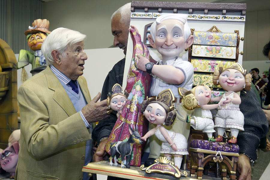 La Falla barrio Beteró consigue el ninot indultat infantil de las Fallas 2018. La escena muestra a Vicente Enguídanos, el último velluter y se ha salvado de la cremà gracias a los 12.631 votos recibidos durante la Exposición del Ninot.