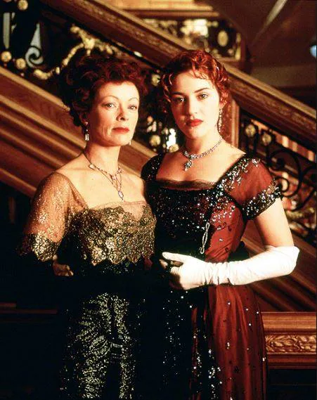 Kate Winslet ('Titanic') | El vestido rojo de gasa que Rose Dewitt (Kate Winslet) llevaba cuando conoció a Jack Dawson (Leonardo DiCaprio) en 'Titanic' (1997) se vendió en 2012 por 318.000 dólares. De color rojo y cubierto de pedrería, la pieza fue diseñada por Deborah Lynn Scott, que se llevó el Oscar a mejor diseño de vestuario.
