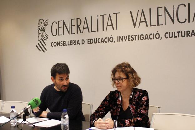 Marzà y la directora general de Universidades, Josefina Bueno, en la presentación de las ayudas. 