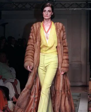 La modelo Erin O'Connor vistiendo un abrigo de piel de Versace de la colección Otoño-Invierno 2000-2001.