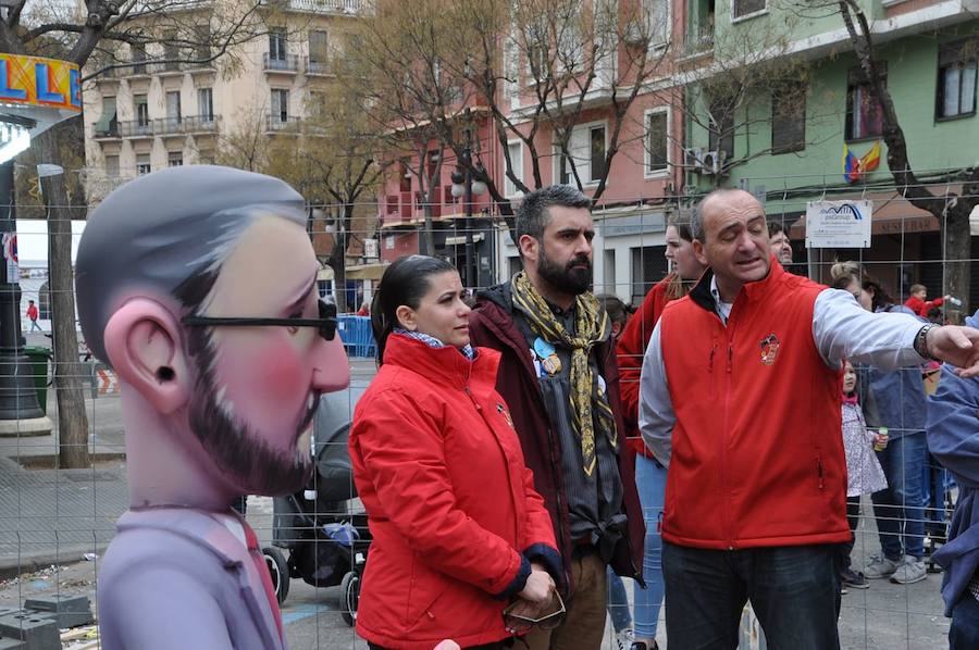 El presidente de esta comisión de la sección Primera B, Javier Pavía, ha explicado a EFE que el suceso se ha producido pasadas las dos de esta madrugada cuando estaban acabando la plantà de la falla infantil y una racha fuerte de viento "partió las vigas centrales y se llevó el remate" de la falla grande.