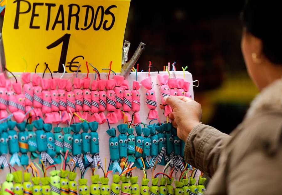 Los petardos deben mantenerse en el envase hasta su uso y no llevarlos sueltos en la mano. 