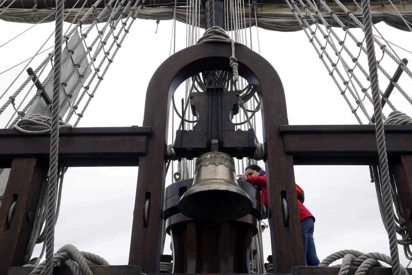 Es un barco de 55 metros de eslora, obra maestra de la carpintería de ribera, de iroko y pino, cinco cubiertas y casi mil metros cuadrados de superficie vélica en sus siete velas.