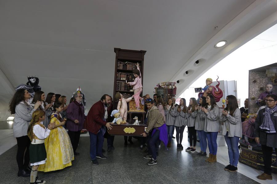 La obra de Manuel Algarra se gana salvarse del fuego de la cremà gracias a los casi 13.000 votos conseguidos en la Exposición del Ninot 