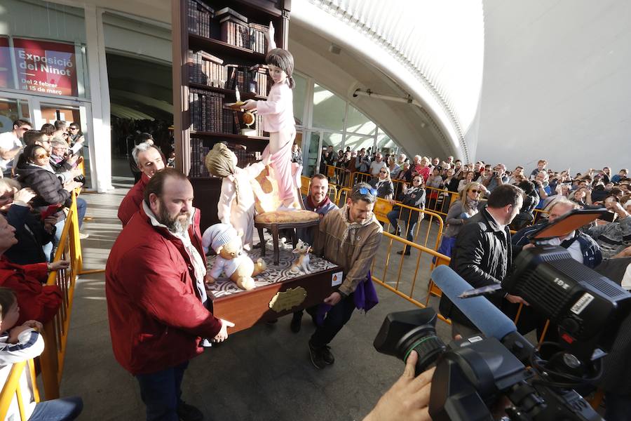 La obra de Manuel Algarra se gana salvarse del fuego de la cremà gracias a los casi 13.000 votos conseguidos en la Exposición del Ninot 