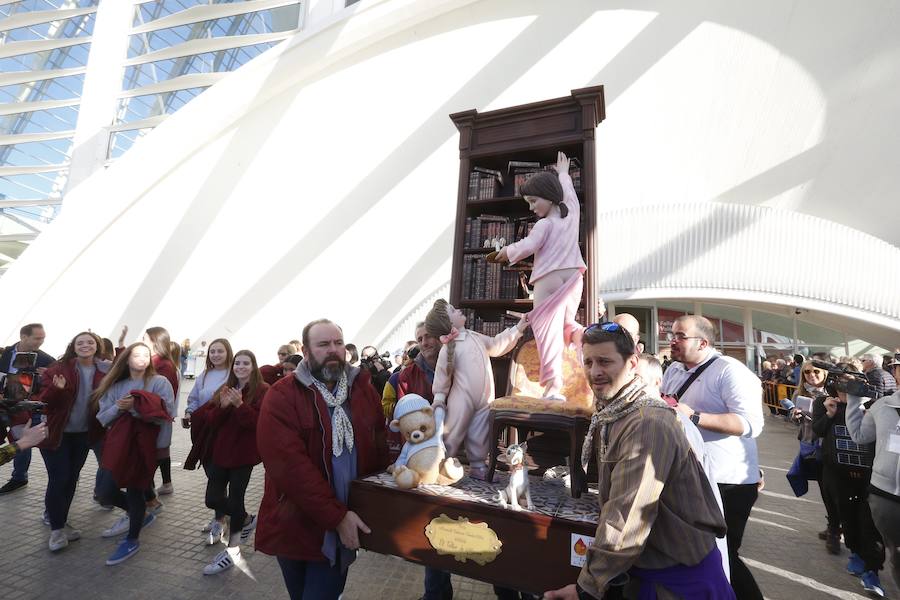 La obra de Manuel Algarra se gana salvarse del fuego de la cremà gracias a los casi 13.000 votos conseguidos en la Exposición del Ninot 