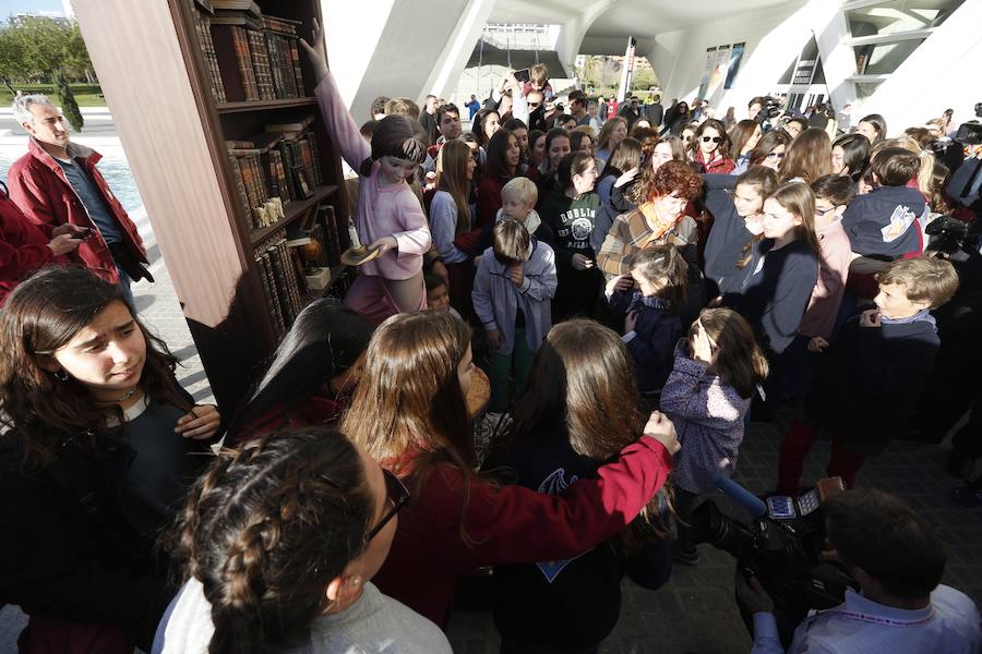 La obra de Manuel Algarra se gana salvarse del fuego de la cremà gracias a los casi 13.000 votos conseguidos en la Exposición del Ninot 