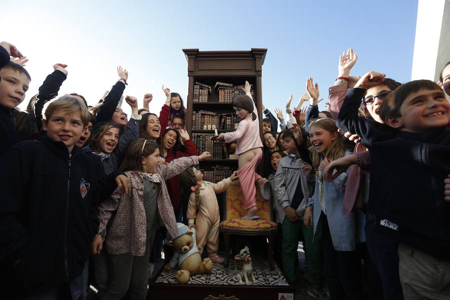 La obra de Manuel Algarra se gana salvarse del fuego de la cremà gracias a los casi 13.000 votos conseguidos en la Exposición del Ninot 