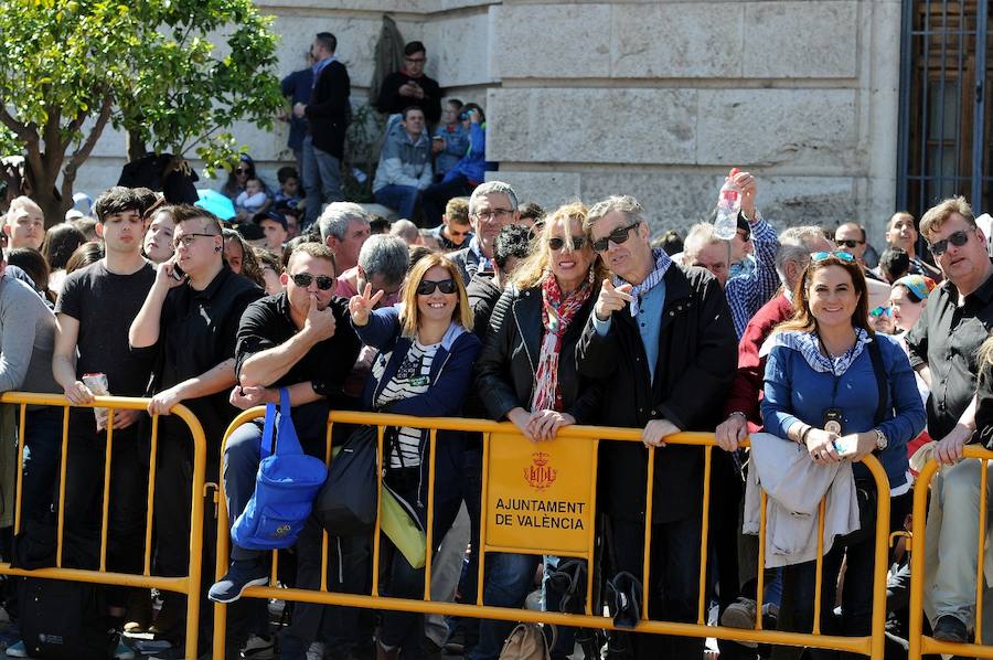 Pirotecnia Aitana de Bélgida ofrece un perfecto disparo en la plaza del Ayuntamiento marcado por un final apoteósico