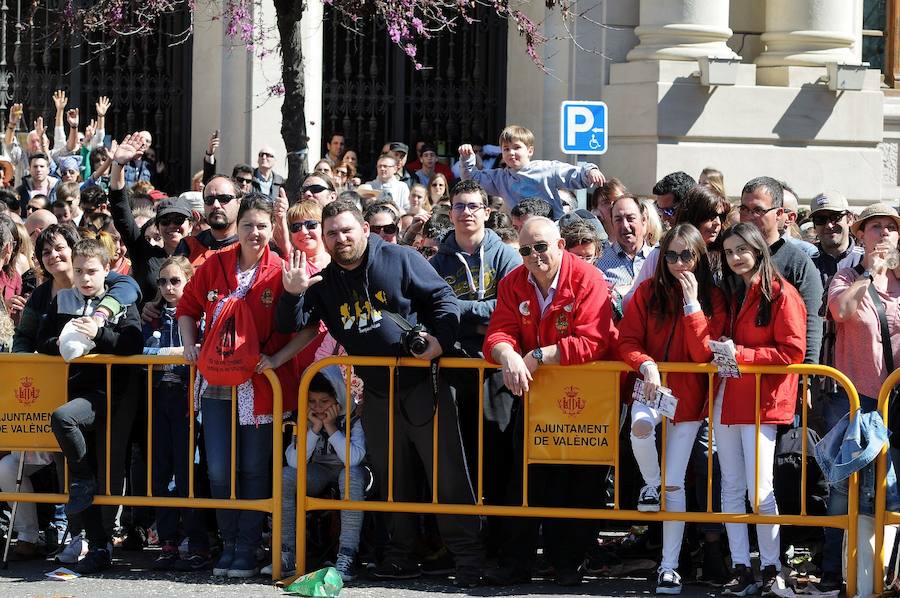 Pirotecnia Aitana de Bélgida ofrece un perfecto disparo en la plaza del Ayuntamiento marcado por un final apoteósico