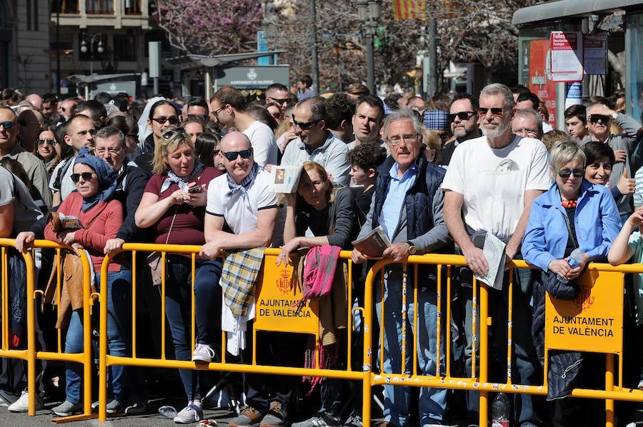 Pirotecnia Aitana de Bélgida ofrece un perfecto disparo en la plaza del Ayuntamiento marcado por un final apoteósico