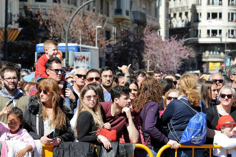 Pirotecnia Aitana de Bélgida ofrece un perfecto disparo en la plaza del Ayuntamiento marcado por un final apoteósico