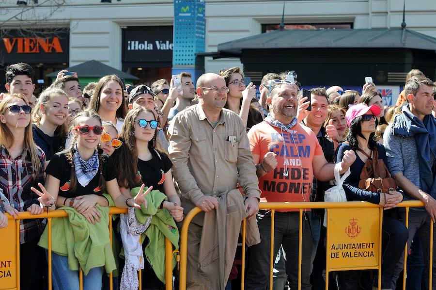 Pirotecnia Aitana de Bélgida ofrece un perfecto disparo en la plaza del Ayuntamiento marcado por un final apoteósico