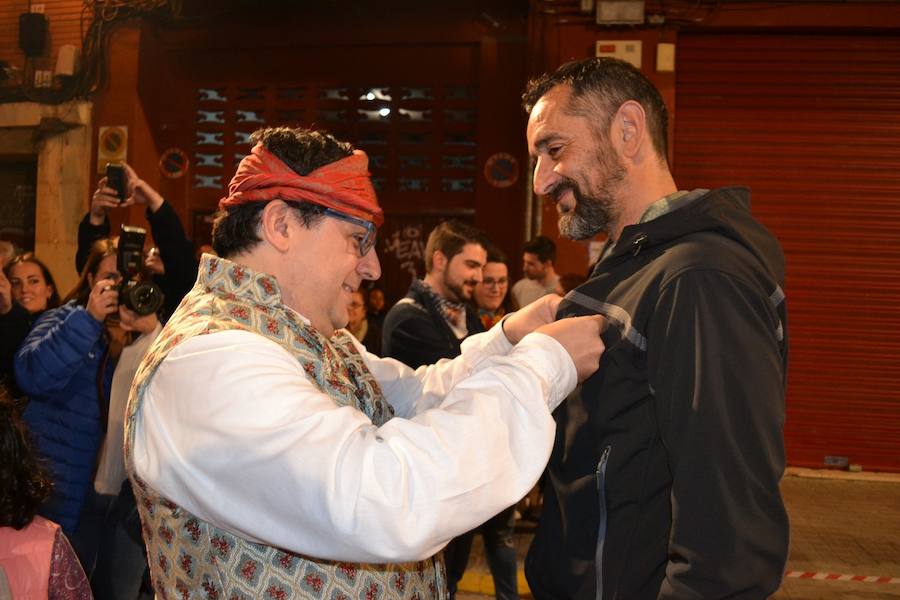 Cavadas fue recibido por las Falleras Mayores de Carretera Escrivà, Bárbara Muñoz y Cristina Oliver, por el presidente, Tirso Sorolla, y por toda la comisión, que le esperaba en las puertas del casal recién llegados de recoger el ninot que formaba parte de la Exposición de la Museo Príncipe Felipe. 