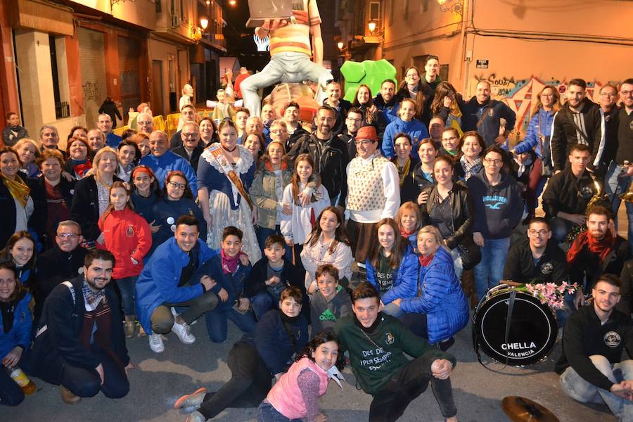 El cirujano estuvo charlando tanto con ellos como con el artista fallero José Luis Cardells y su equipo, que se encontraban plantando el monumento.