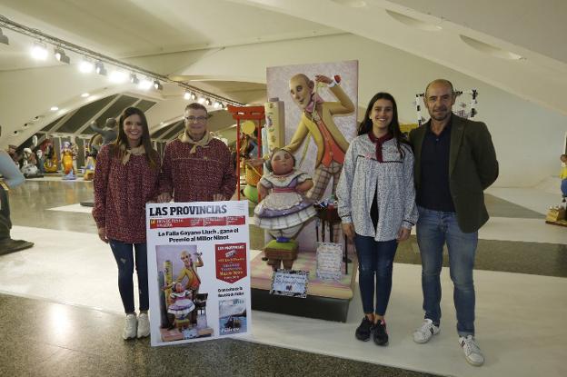 Representantes de la falla, junto al director de Marketing de LAS PROVINCIAS, Carlos Rial. 