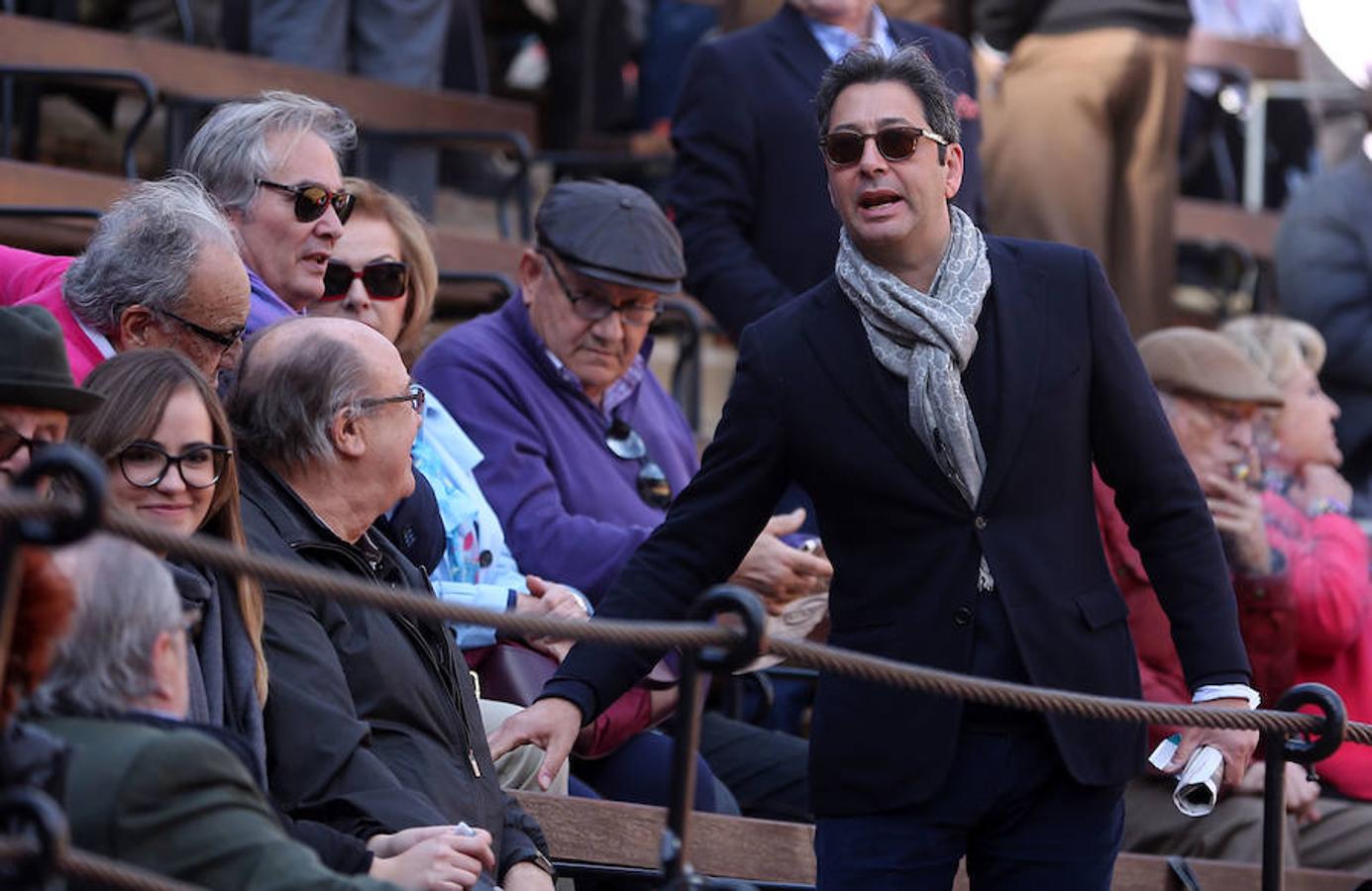 Roca Rey se ha proclamado triunfador absoluto de la corrida de toros de este viernes en Valencia con una faena tremendamente creativa y emocionante. El torero peruano ha salido a hombros de la plaza en la Feria de Fallas. Los tendidos han estado llenos de caras conocidas.