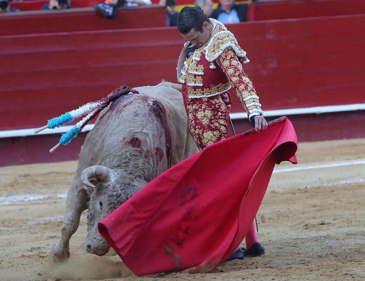 Roca Rey se ha proclamado triunfador absoluto de la corrida de toros de este viernes en Valencia con una faena tremendamente creativa y emocionante. El torero peruano ha salido a hombros de la plaza en la Feria de Fallas. Los tendidos han estado llenos de caras conocidas.