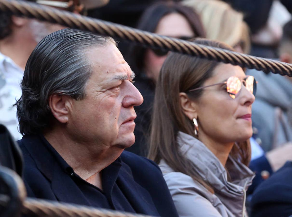 Roca Rey se ha proclamado triunfador absoluto de la corrida de toros de este viernes en Valencia con una faena tremendamente creativa y emocionante. El torero peruano ha salido a hombros de la plaza en la Feria de Fallas. Los tendidos han estado llenos de caras conocidas.