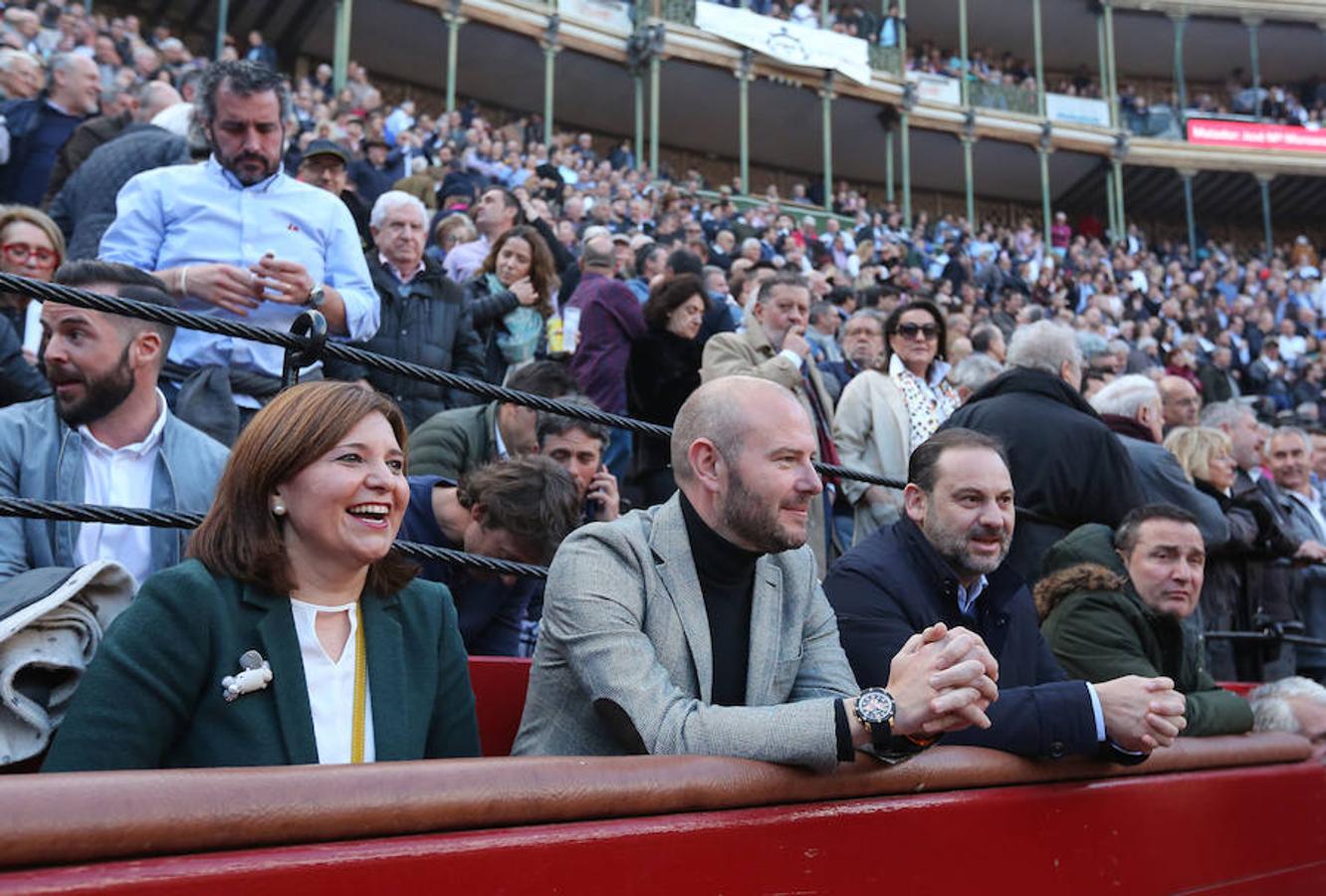 Roca Rey se ha proclamado triunfador absoluto de la corrida de toros de este viernes en Valencia con una faena tremendamente creativa y emocionante. El torero peruano ha salido a hombros de la plaza en la Feria de Fallas. Los tendidos han estado llenos de caras conocidas.