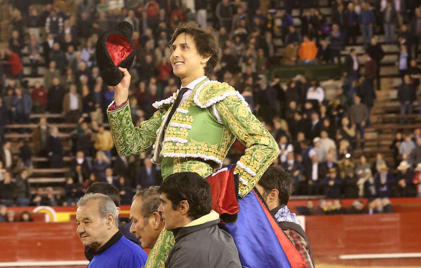 Roca Rey se ha proclamado triunfador absoluto de la corrida de toros de este viernes en Valencia con una faena tremendamente creativa y emocionante. El torero peruano ha salido a hombros de la plaza en la Feria de Fallas. Los tendidos han estado llenos de caras conocidas.