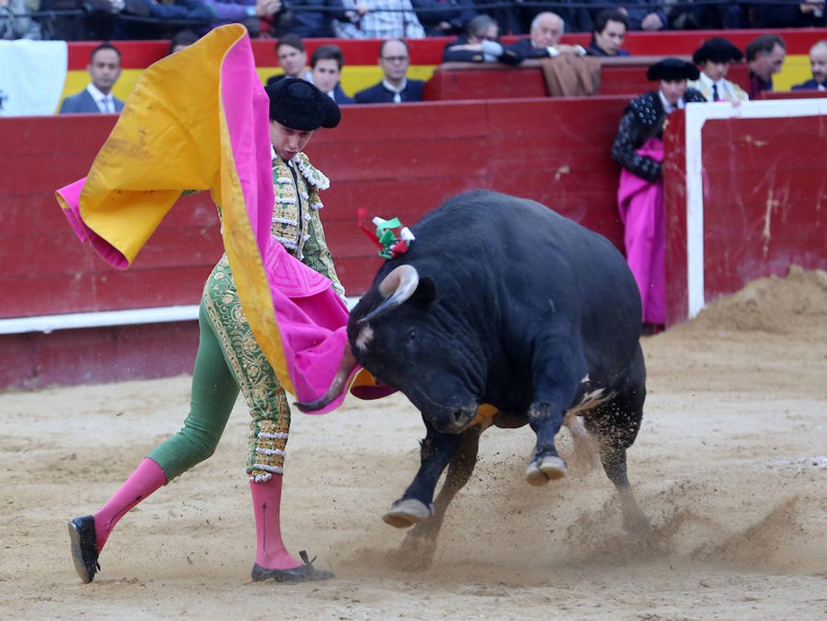 Roca Rey se ha proclamado triunfador absoluto de la corrida de toros de este viernes en Valencia con una faena tremendamente creativa y emocionante. El torero peruano ha salido a hombros de la plaza en la Feria de Fallas. Los tendidos han estado llenos de caras conocidas.