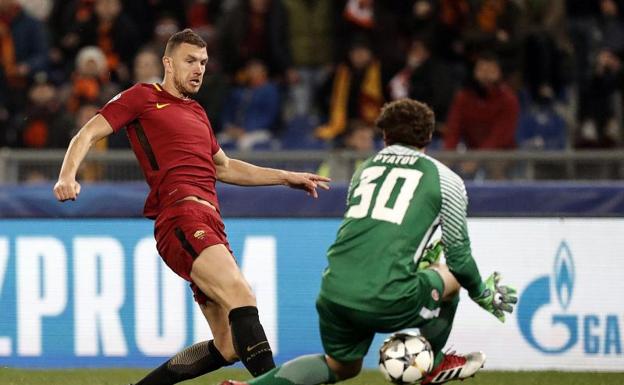 Edin Dzeko marca el tanto que clasificó a la Roma para cuartos. 