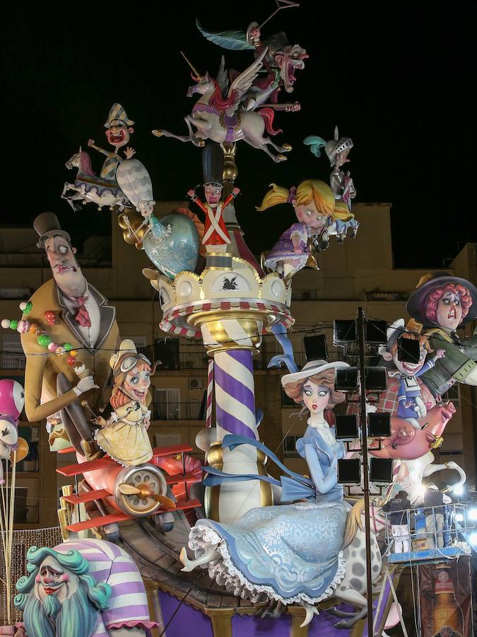 Falla Monestir de Poblet - Aparicio Albiñana. L'Antiga de Campanar. Artista: Carlos Carsí. Lema: ¡Arre unicornio arre!.