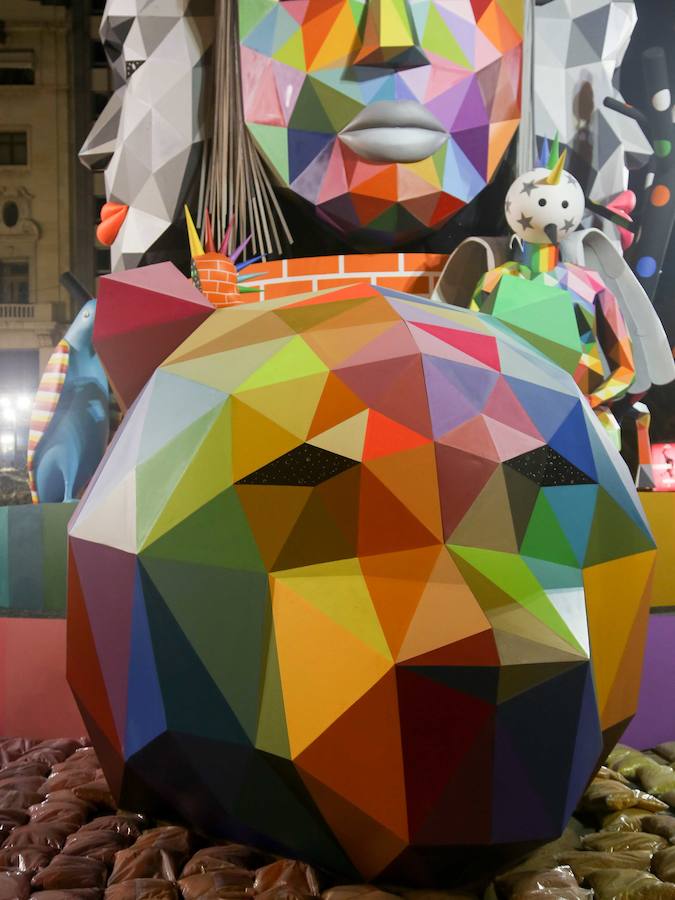 Falla municipal. Artistas: Latorre y Sanz. Diseñador: Okuda. Lema: Equilibrio universal.