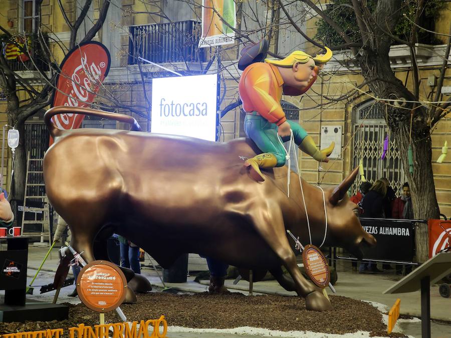 Falla Na Jordana. Artista: Antonio Pérez. Lema: 'Llibertat!'