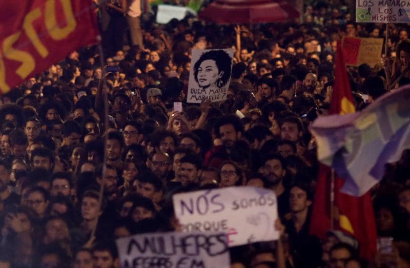 Imagen secundaria 1 - Estupor en Brasil por la muerte a tiros de una concejal en plena calle
