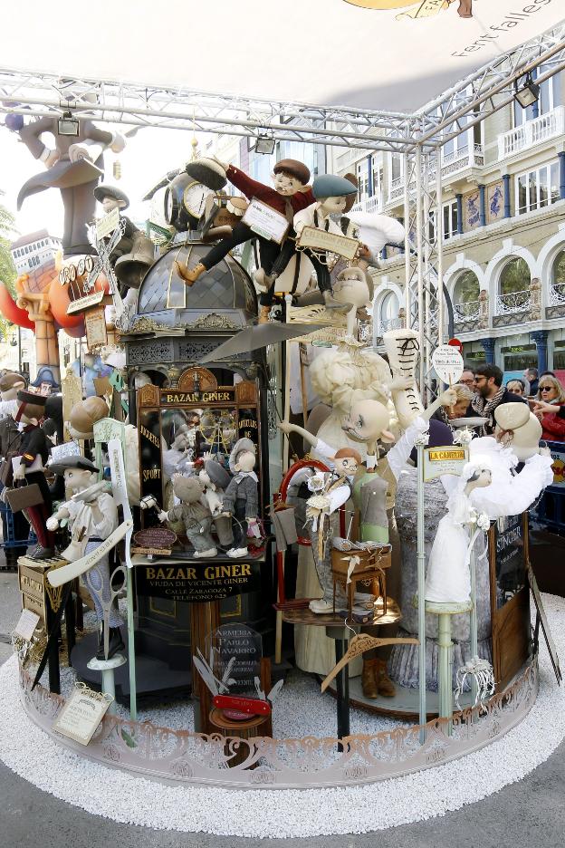 Vista general de la falla infantil de Reina- Paz-San Vicente, ganadora del premio LAS PROVINCIAS a la tradición y obra de Joan S. Blanch. 