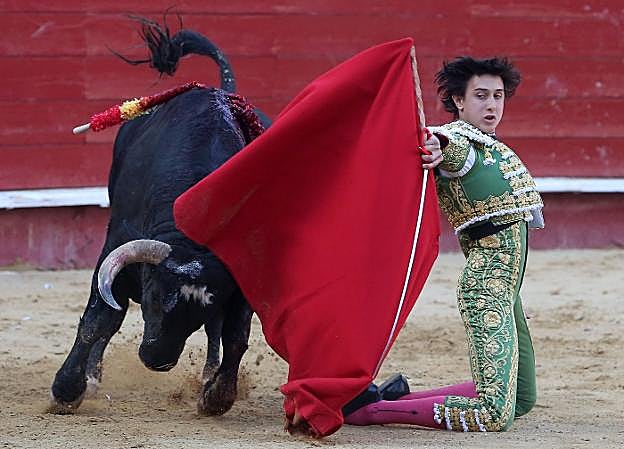 El peruano Roca Rey, ayer, en la plaza de Valencia. 